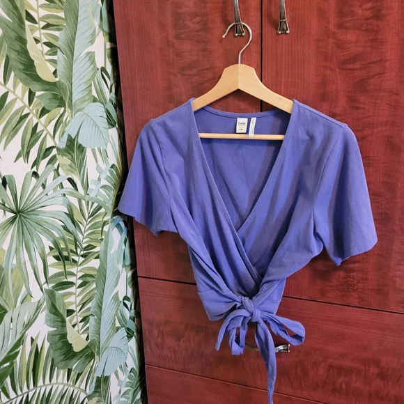 Simons Crop Top - Picture 2 of 4